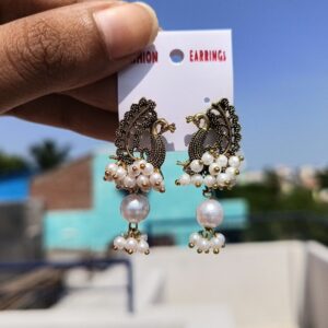BUDGET EARRING WHITE PEARL CLUSTER PEACOCK