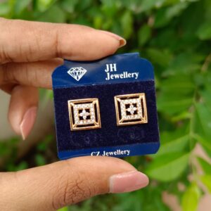 MEDIUM SIZED SQUARE STUD STONE AND GOLD LAYER
