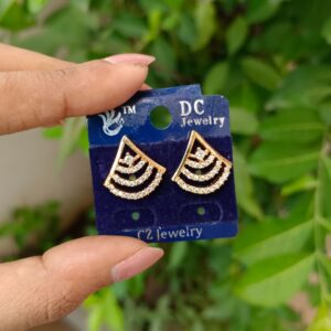 PREMIUM TIRANGLE STUD MEDIUM SIZED